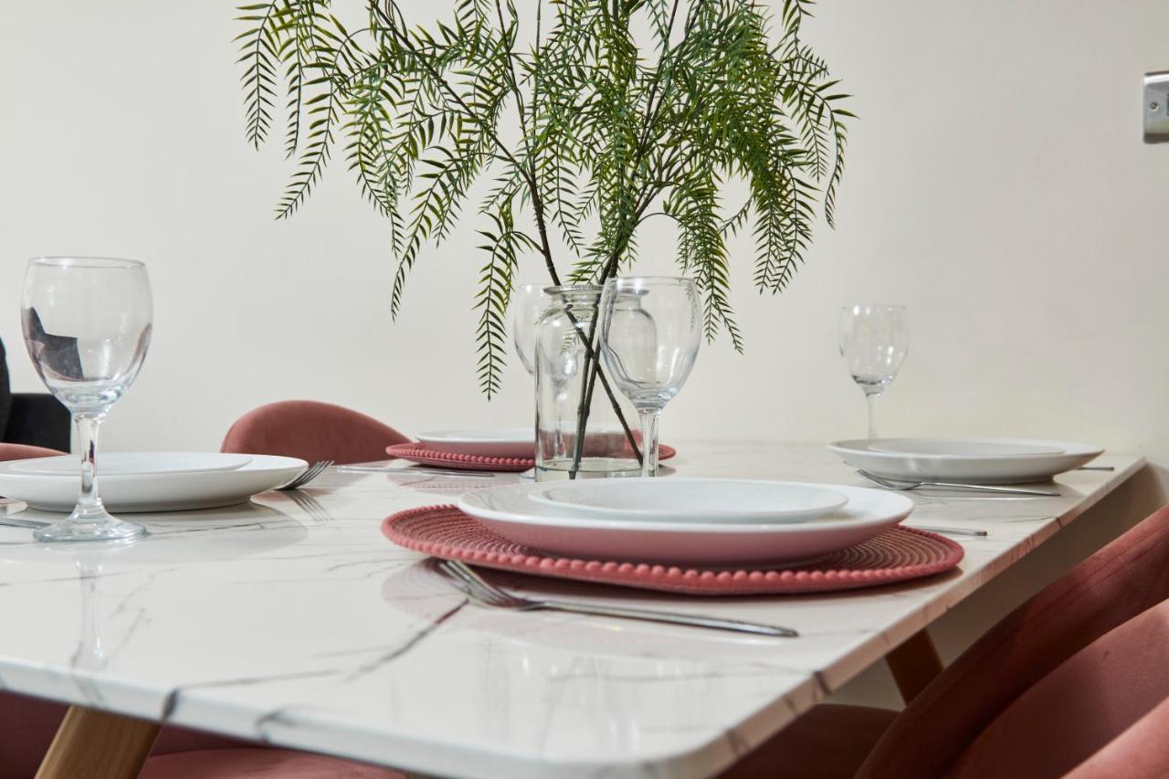 Luxury Centre Apartment-sleeps 6 With Parking
